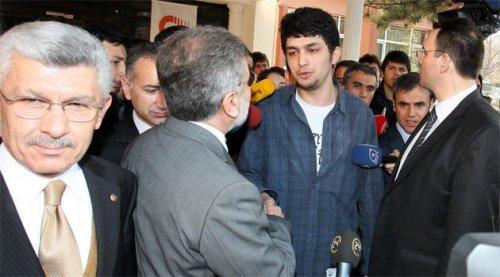 Bakan Yıldız protestocu öğrenciyi yanına oturttu