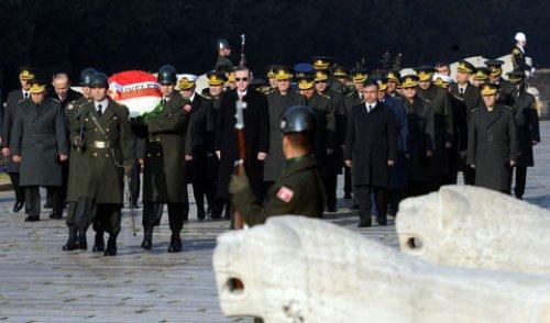 Başbakan Erdoğan Anıtkabir merdivenlerinde	