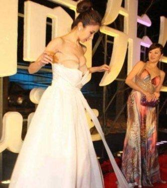 Çinli yıldız Sun Feifei'nin kırmızı halıda göğüsleri açıldı - Resim 1