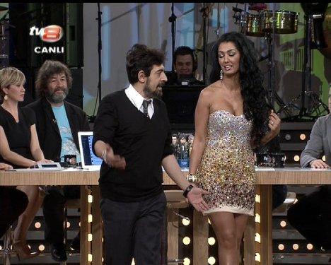 Aslı Kökçe'nin Muhabbet Kralı'ndaki derin dekoltesi