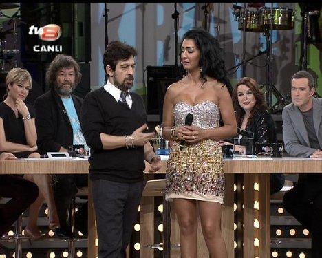 Aslı Kökçe'nin Muhabbet Kralı'ndaki derin dekoltesi