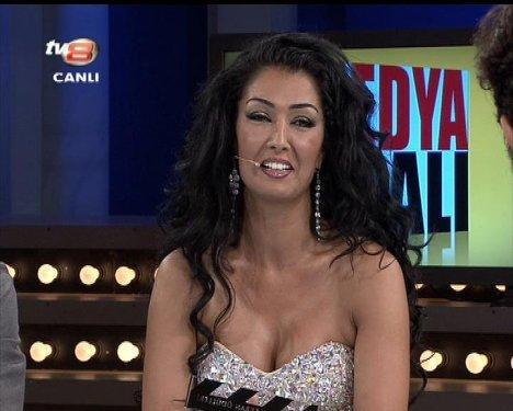 Aslı Kökçe'nin Muhabbet Kralı'ndaki derin dekoltesi