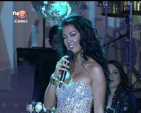 Aslı Kökçe'nin Muhabbet Kralı'ndaki derin dekoltesi