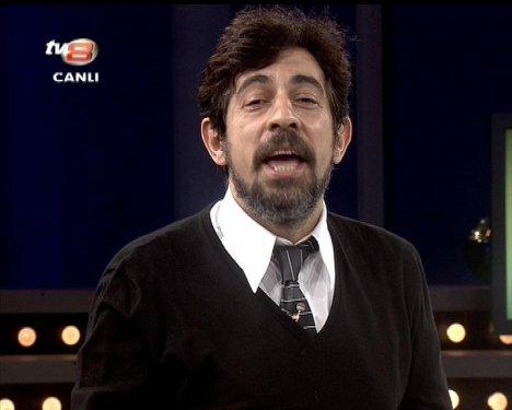 Aslı Kökçe'nin Muhabbet Kralı'ndaki derin dekoltesi