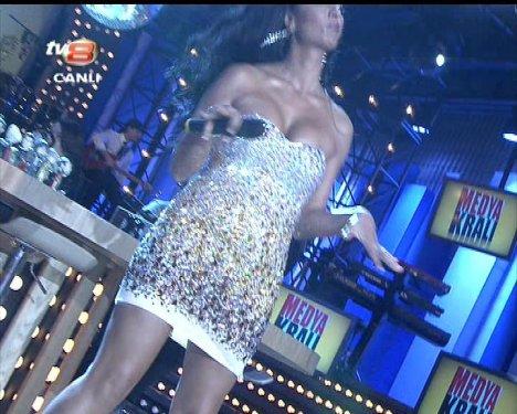 Aslı Kökçe'nin Muhabbet Kralı'ndaki derin dekoltesi