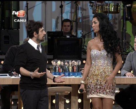 Aslı Kökçe'nin Muhabbet Kralı'ndaki derin dekoltesi