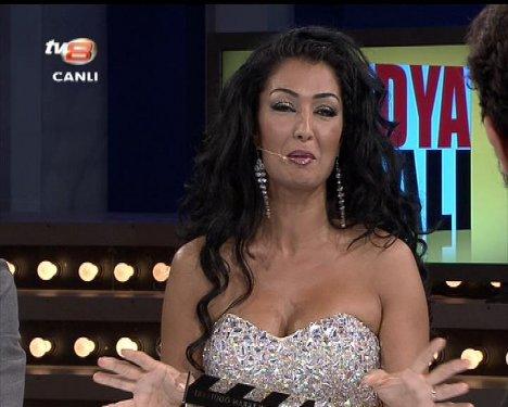 Aslı Kökçe'nin Muhabbet Kralı'ndaki derin dekoltesi