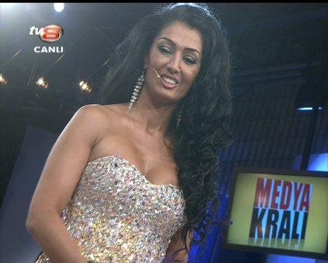 Aslı Kökçe'nin Muhabbet Kralı'ndaki derin dekoltesi