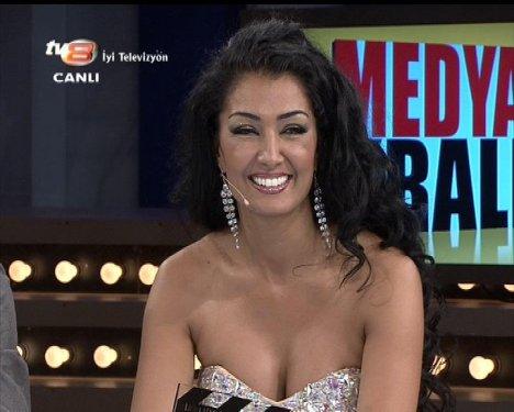 Aslı Kökçe'nin Muhabbet Kralı'ndaki derin dekoltesi