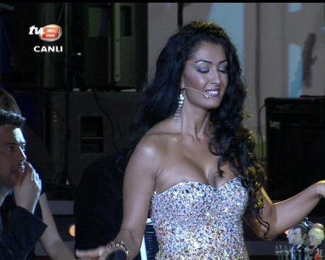 Aslı Kökçe'nin Muhabbet Kralı'ndaki derin dekoltesi