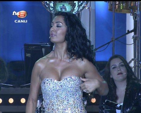 Aslı Kökçe'nin Muhabbet Kralı'ndaki derin dekoltesi