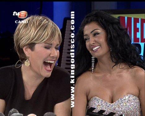 Aslı Kökçe'nin Muhabbet Kralı'ndaki derin dekoltesi