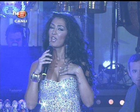 Aslı Kökçe'nin Muhabbet Kralı'ndaki derin dekoltesi