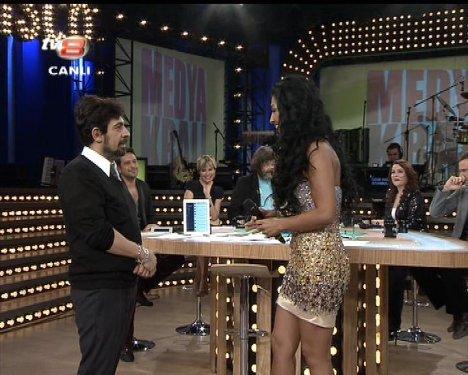 Aslı Kökçe'nin Muhabbet Kralı'ndaki derin dekoltesi