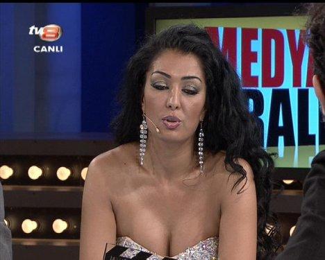 Aslı Kökçe'nin Muhabbet Kralı'ndaki derin dekoltesi