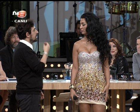 Aslı Kökçe'nin Muhabbet Kralı'ndaki derin dekoltesi