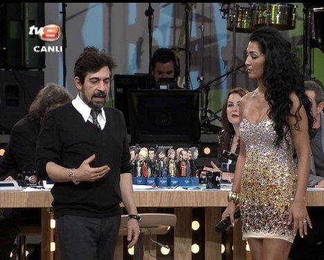 Aslı Kökçe'nin Muhabbet Kralı'ndaki derin dekoltesi