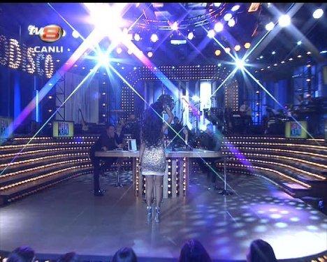 Aslı Kökçe'nin Muhabbet Kralı'ndaki derin dekoltesi