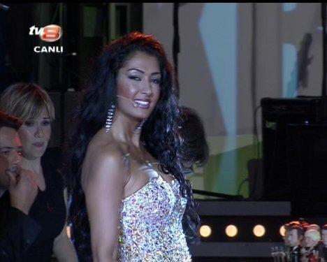 Aslı Kökçe'nin Muhabbet Kralı'ndaki derin dekoltesi