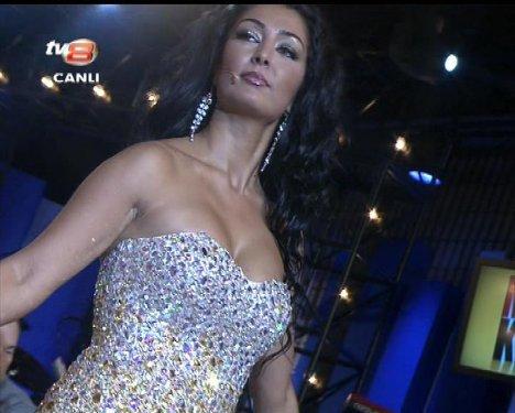 Aslı Kökçe'nin Muhabbet Kralı'ndaki derin dekoltesi