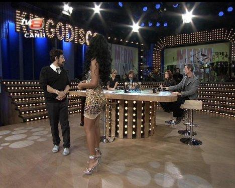 Aslı Kökçe'nin Muhabbet Kralı'ndaki derin dekoltesi