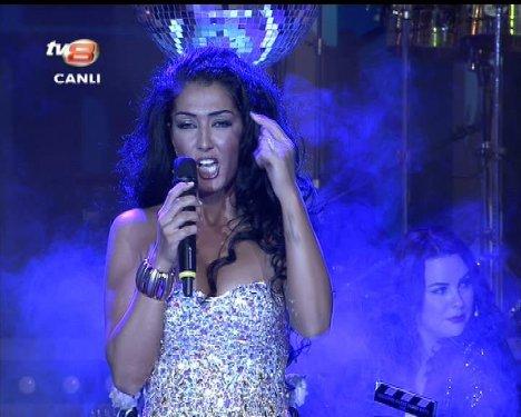 Aslı Kökçe'nin Muhabbet Kralı'ndaki derin dekoltesi