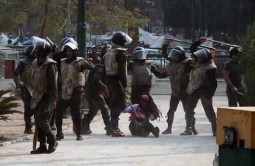 Mısır polisi şiddetin dozunu kaçırdı - Resim 2