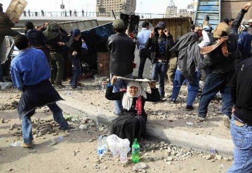 Mısır polisi şiddetin dozunu kaçırdı - Resim 12