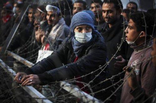 Mısır polisi şiddetin dozunu kaçırdı - Resim 11