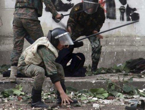 Mısır polisi şiddetin dozunu kaçırdı - Resim 7