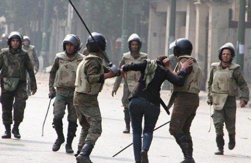 Mısır polisi şiddetin dozunu kaçırdı - Resim 4