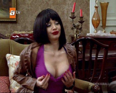 Alemin Kralı Evrim Akın'ın göğüs estetiği sahnesi