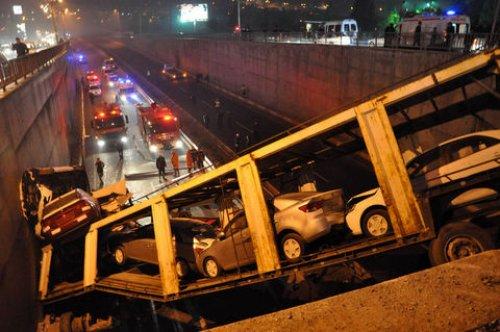 Otomobil yüklü tır köprüden uçtu