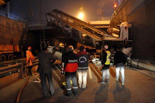 Otomobil yüklü tır köprüden uçtu