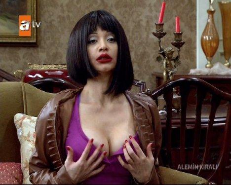 Alemin Kralı Evrim Akın'ın göğüs estetiği sahnesi