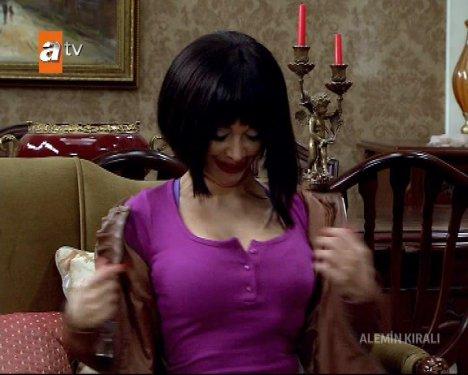 Alemin Kralı Evrim Akın'ın göğüs estetiği sahnesi