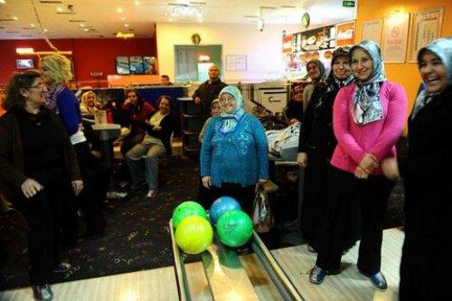 Gecekondulu kadınlar bowlingde - Resim 3
