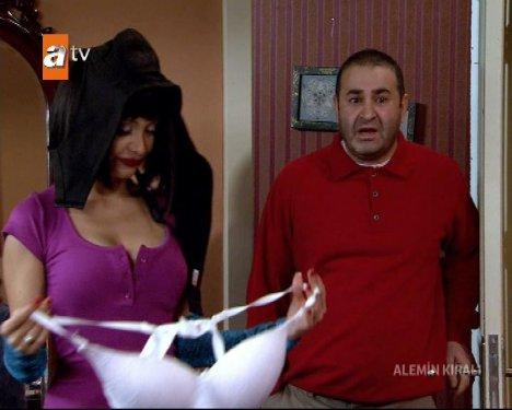 Alemin Kralı Evrim Akın'ın göğüs estetiği sahnesi