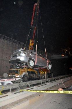 Otomobil yüklü tır köprüden uçtu