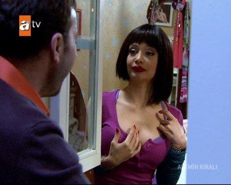 Alemin Kralı Evrim Akın'ın göğüs estetiği sahnesi