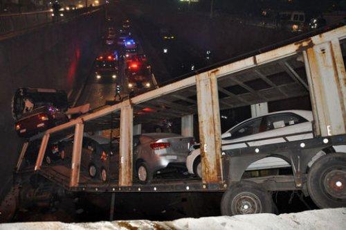 Otomobil yüklü tır köprüden uçtu