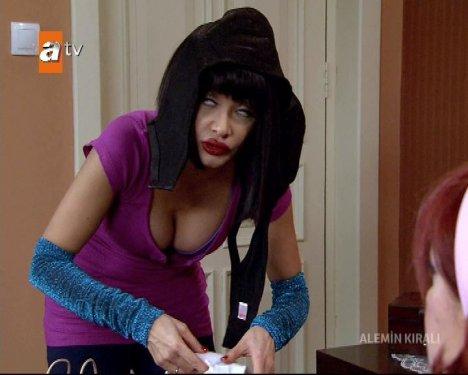 Alemin Kralı Evrim Akın'ın göğüs estetiği sahnesi