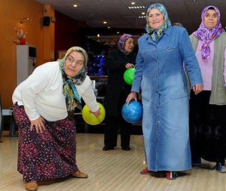 Gecekondulu kadınlar bowlingde - Resim 6
