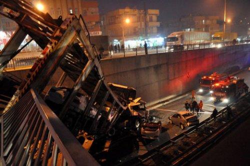 Otomobil yüklü tır köprüden uçtu