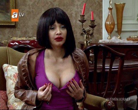 Alemin Kralı Evrim Akın'ın göğüs estetiği sahnesi