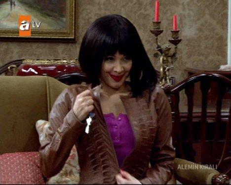 Alemin Kralı Evrim Akın'ın göğüs estetiği sahnesi