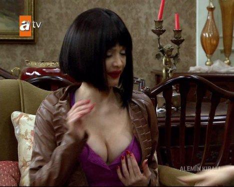 Alemin Kralı Evrim Akın'ın göğüs estetiği sahnesi