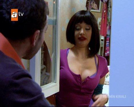 Alemin Kralı Evrim Akın'ın göğüs estetiği sahnesi