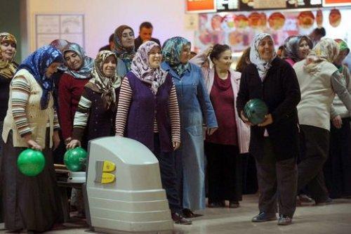 Gecekondulu kadınlar bowlingde - Resim 1