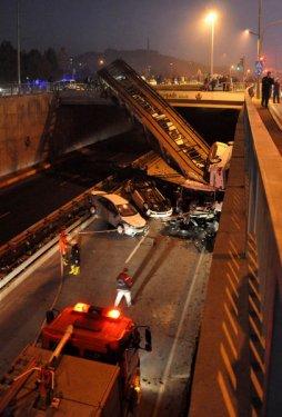 Otomobil yüklü tır köprüden uçtu